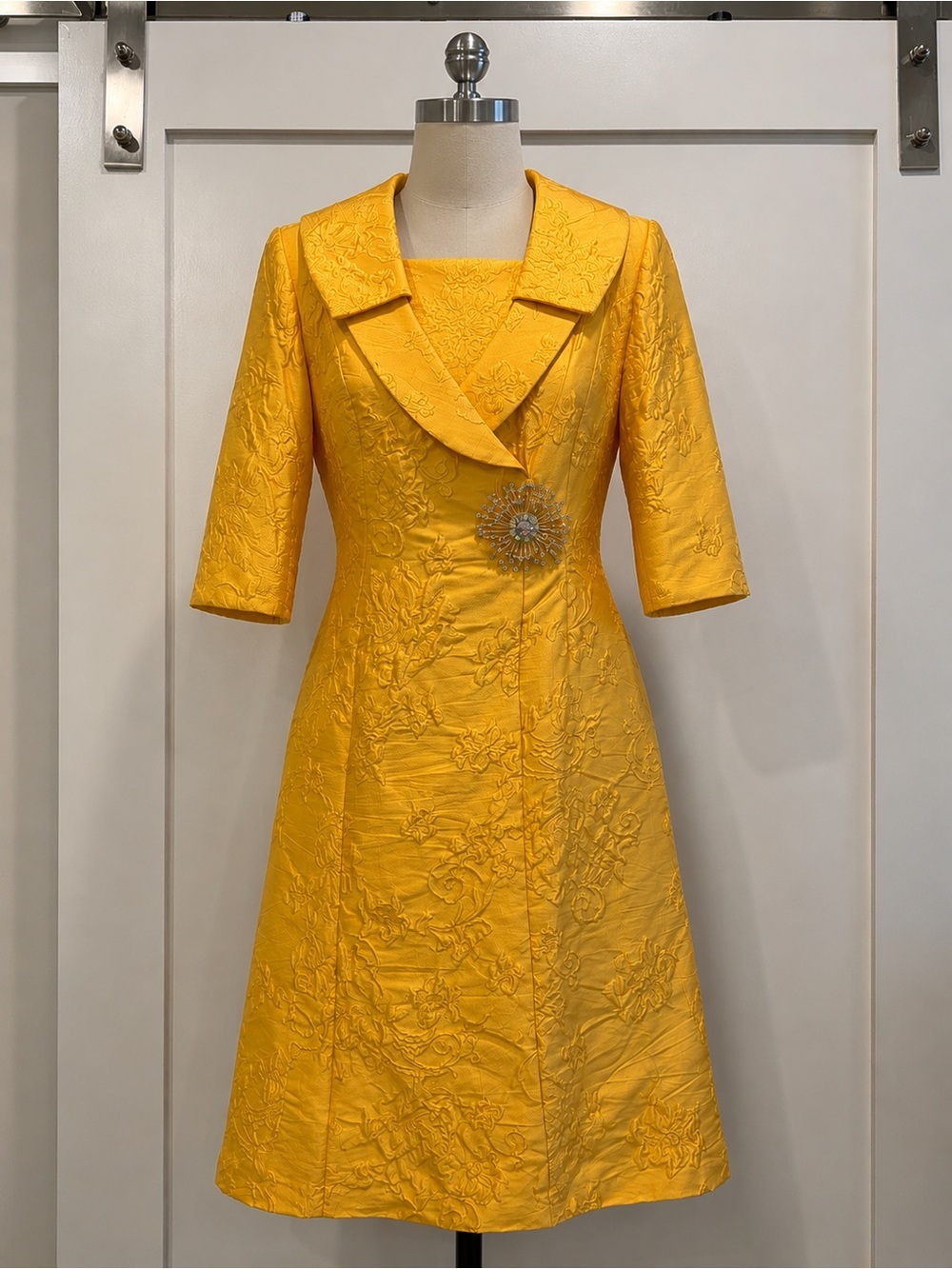 Lily & Taylor New York Women’s Mango Jacquard Church Dress Size 6 NWT Brooch